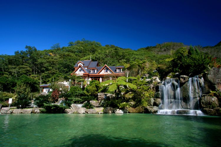 容園谷景觀渡假山莊」歐式鄉村外觀的小屋依山傍水而建，自然無光害的區域相當適合觀星賞月且設有獨立烤肉專區。Booking.com提供