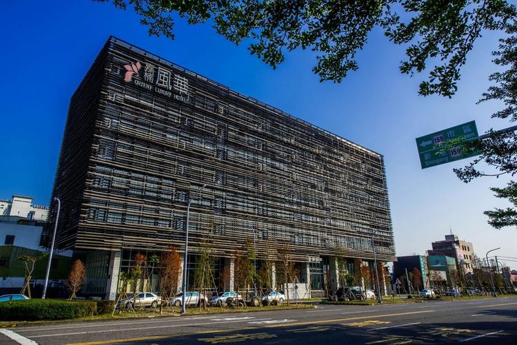 「嘉楠風華酒店」古銅色格柵外觀，提供獨棟親子樂園和寵物旅社，適合親子與毛小孩同行之旅。Booking.com提供