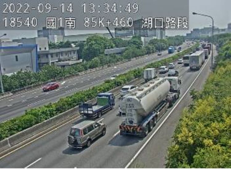 整起車禍造成國1南下路段回堵2K。翻攝自高公局1986APP