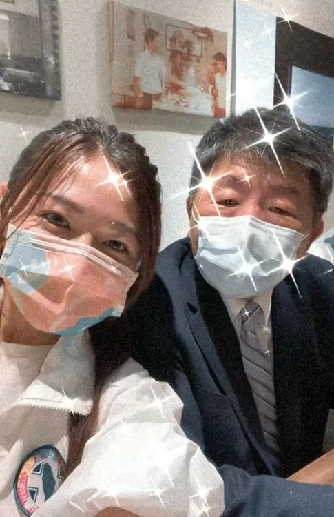 吳沛憶還PO出當天跟陳時中的自拍照。翻攝吳沛憶臉書
