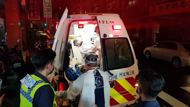 救護人員將傷者送醫。黃仲瑜攝