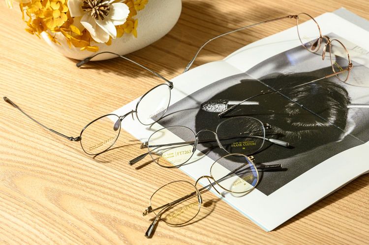 黑嘉嘉今佩戴的FRANK CUSTOM限量韓系雕花系列眼鏡，台灣限量150副，各8900元。品牌提供