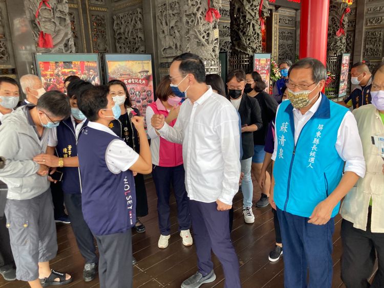 朱立倫到場後先與大家寒喧招呼。陳宏銘攝