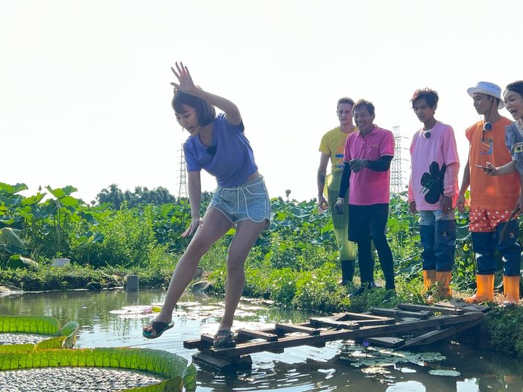 籃籃（左一）體驗大王蓮，衝上前被阻止。民視提供 