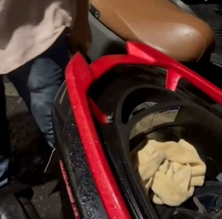 嘔吐男還發酒瘋。翻攝《爆料公社》