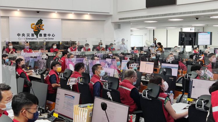 蔡英文與蘇貞昌坐鎮中央災變中心。消防署提供