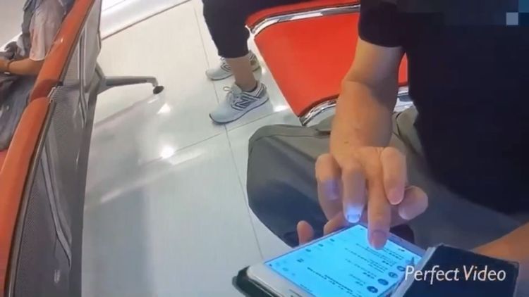 警員向莊翁分析詐騙手法。翻攝畫面