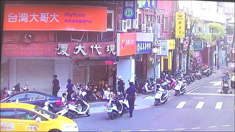 警方到場壓制，喝令10多名青少年趴下。警方提供