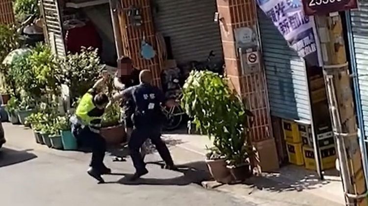 男子與警員搏鬥。翻攝記者爆料網