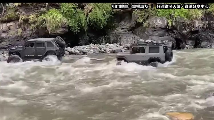 吉普車硬闖涉水急流。取自臉書
