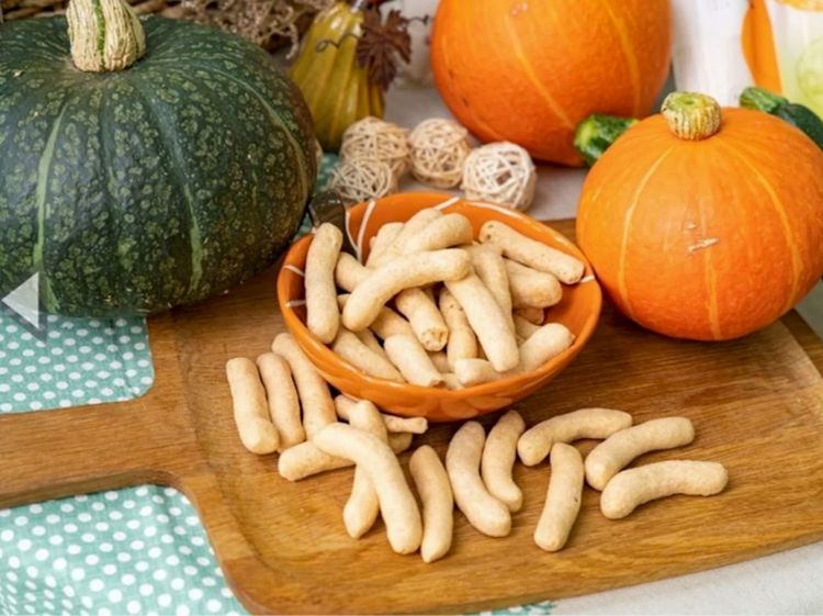 淡水區農會將在地南瓜融入淡水伴手禮「魚酥」中，開發出全新的「滬尾南瓜鮮味酥」，榮獲「新北嚴選」網路票選人氣獎。經發局提供 