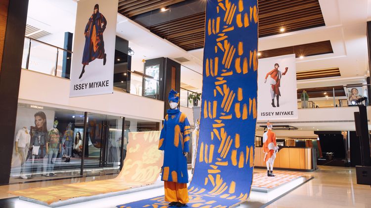 原始布料優雅垂落於展區的挑高空間中。品牌提供