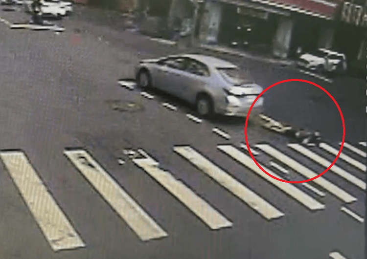 吳姓男騎士慘遭夾擊後倒地，傷勢嚴重就醫搶救1.5小時不治。讀者提供