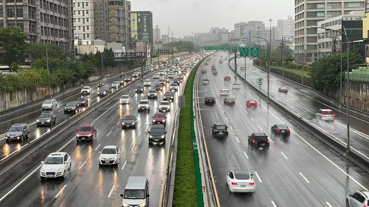國1北上路段（左）宛若大型停車場。黃羿馨攝
