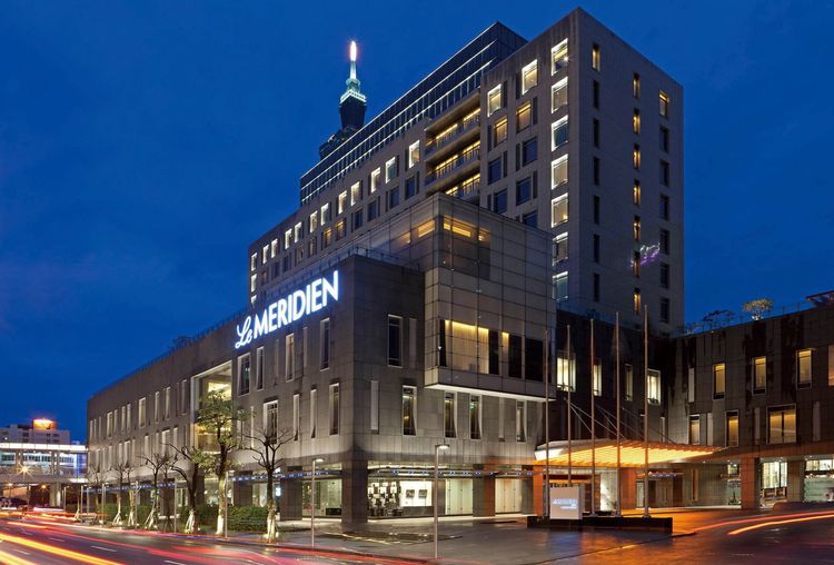 落於信義區絕佳地點的台北寒舍艾美酒店，有超過半數房間能直接欣賞台北101跨年煙火。台北寒舍艾美提供