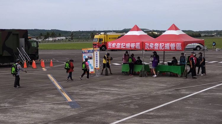 完成輻射偵檢後，民眾進行登記編管。陳宏銘攝