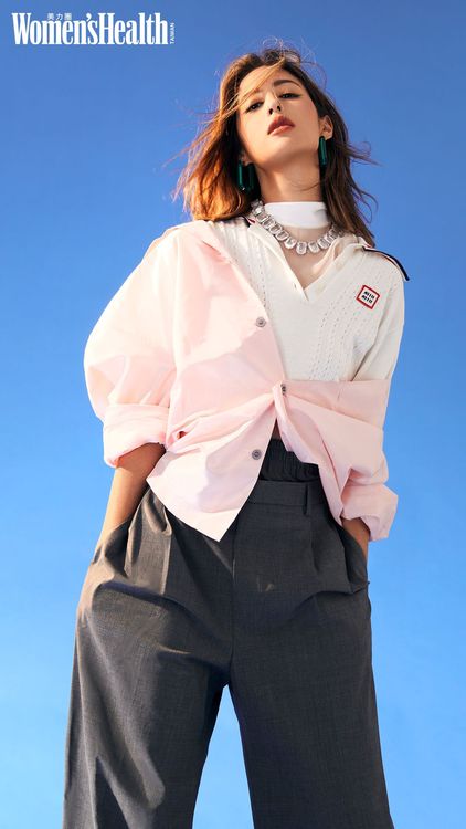 莫允雯穿上MIU MIU、PRADA、GUCCI等服裝，拍攝「戶外衝一波」企劃。《Women’s Health》提供