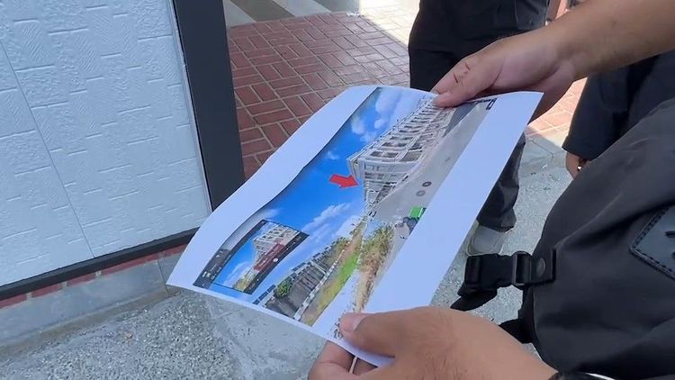 承辦人員比對去年11月照片，見路燈座椅都被移除，直呼太扯。民眾提供