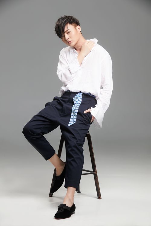 許富凱將在國慶晚會演唱會鳳飛飛歌曲，向一代歌后致敬。三立電視提供