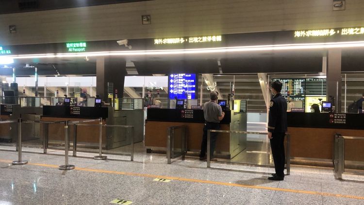 桃園機場入境查驗櫃檯。翻攝畫面
