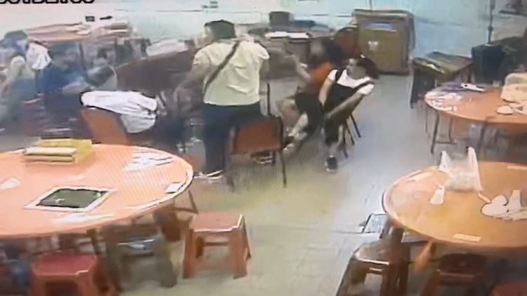 莊男不滿店家酒錢亂算，起身翻桌。讀者提供