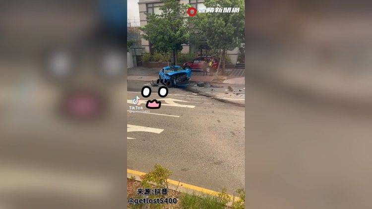 這車禍也太誇張了，車子都撞到變形了。