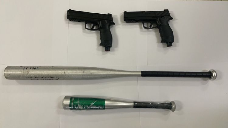 警方查扣2支球棒及2把空氣槍。讀者提供
