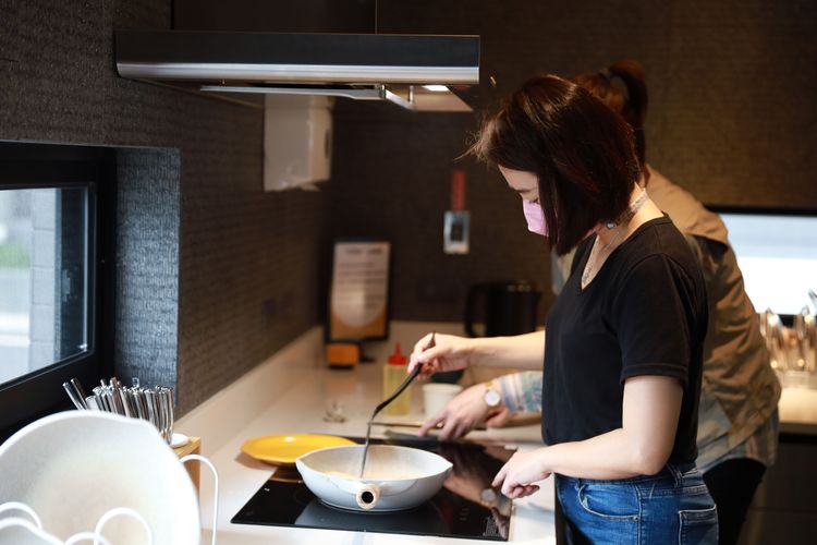 「煙波花蓮花時間」1樓規劃有自助式廚房，供旅人自行料理。黃盈甄攝