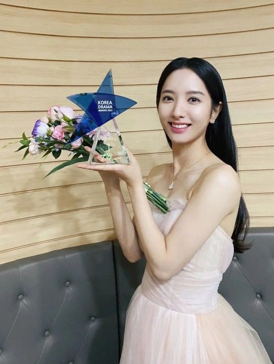 苞娜以《二十五，二十一》獲得最佳女新人肯定。翻攝naver