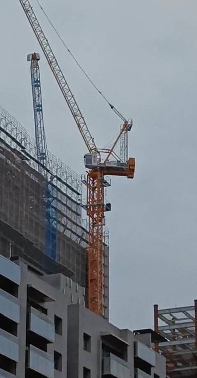 鼓山區大樓建案的吊車在地震時不停搖晃，發出驚人巨響。讀者提供