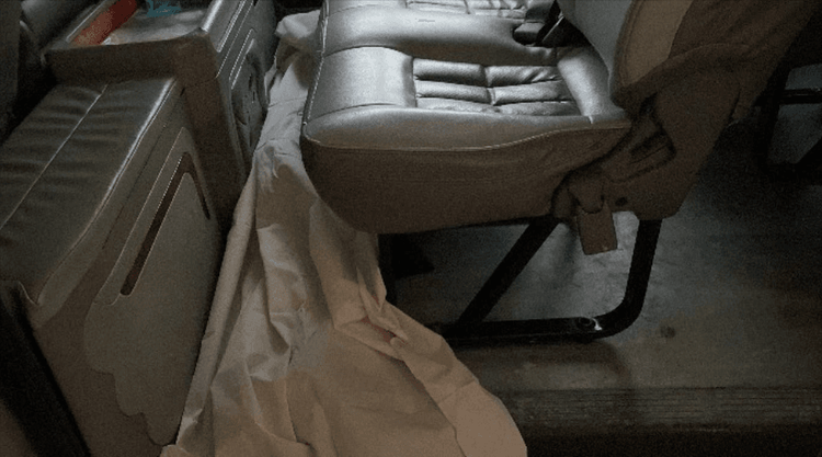 女童陳屍在校車內。翻攝自 泰國頭條新聞