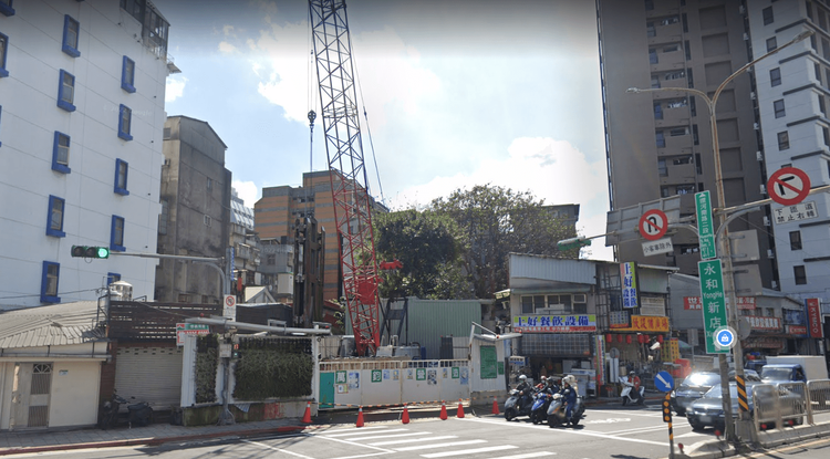 「首傅晴海」工程進度至地下室，預計2024年下半年完工，目前僅剩2房產品仍在銷售。翻攝Google map