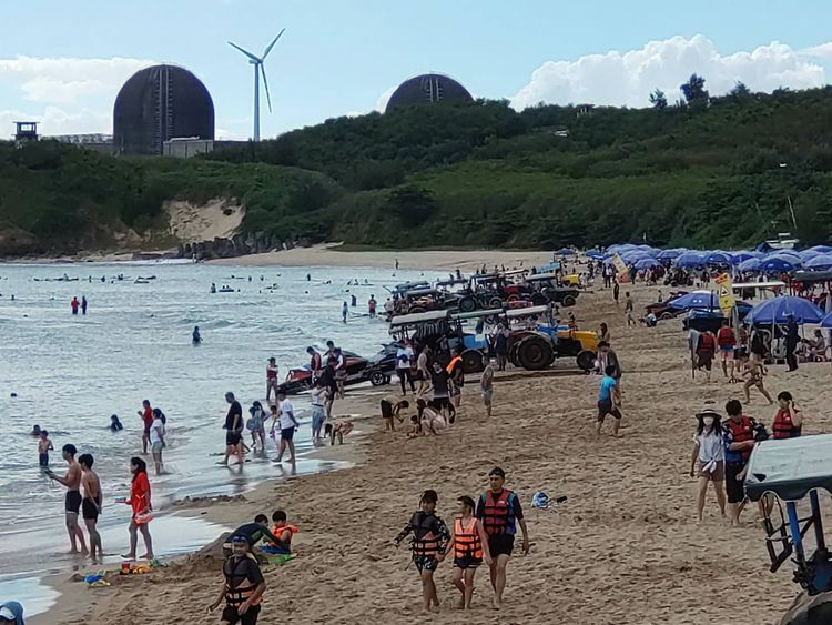 今天雖略顯烏陰天，南灣也湧入不少人潮。陳宏銘攝