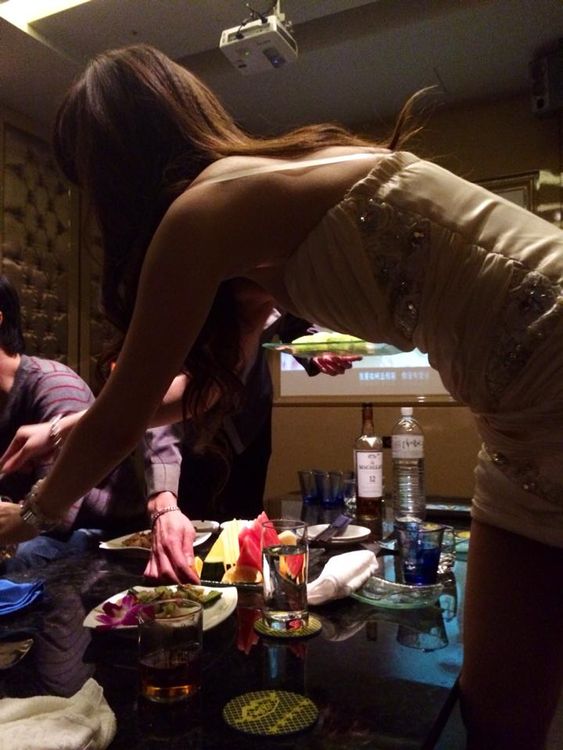 海派酒店小姐服務周全、親切，男人一不小心就掉入溫柔鄉。翻攝臉書社團海派八店