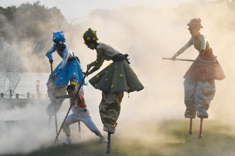 三位穿戴奇幻高蹺造型的「造夢師」，在園區內文昌街上與民眾綵街互動演出。全聯善美的文化基金會提供