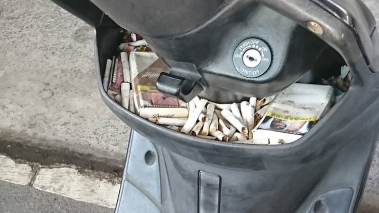 車主置物箱滿是菸蒂。引自【爆廢公社二館】