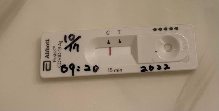 周玉蔻分享自己快篩陰的照片。翻攝周玉蔻臉書