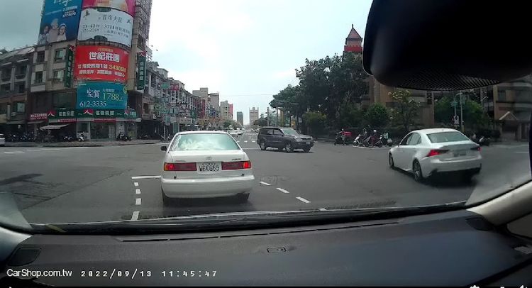 車禍發生前，路口待轉區有4輛機車正在停等。讀者提供