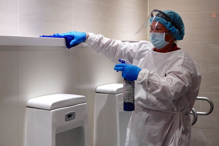 信實清潔員穿著整套防護疫進行清掃。施昂強攝