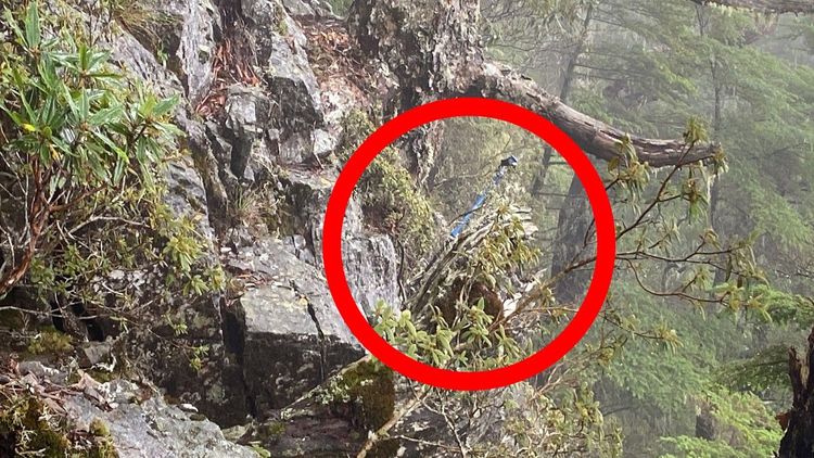 峭壁尋獲第一支登山杖。民眾提供