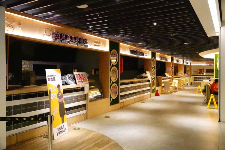 機場美食街店家關燈歇業。施昂強攝