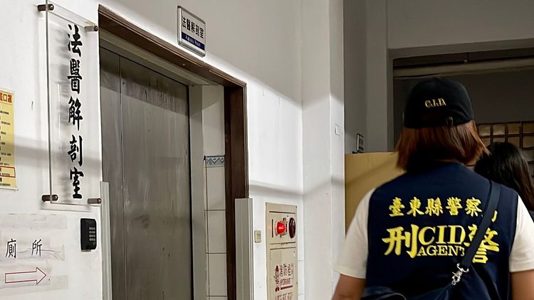 檢警晚間9時許前往台東殯儀館進行相驗。古和純攝