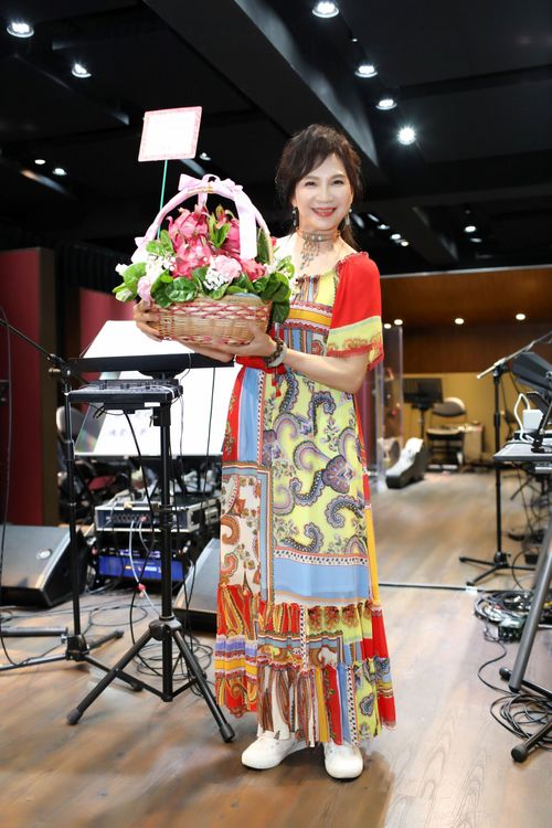 小百合收到粉絲火龍果。玥綺影視文化提供