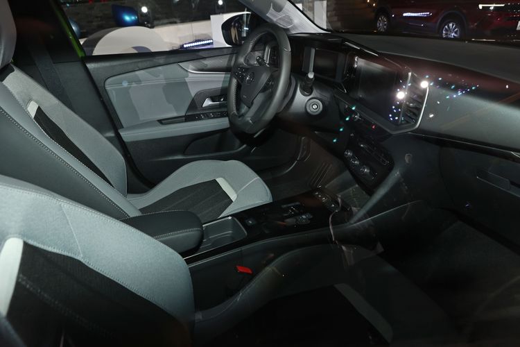 現場展示車輛未能進入車艙端詳配備陣容，但從窗外可發現大量數位化手法，有相當新潮的氛圍。翁玉信攝