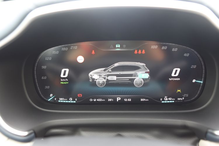 較1.5T車型更進階的12.3吋全液晶數位儀表板，主要是多了更多油電系統運作資訊。翁玉信攝