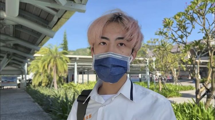 學生不斷低頭看手機，他表示只能暫時線上上課，因為趕不及第一堂課。讀者提供