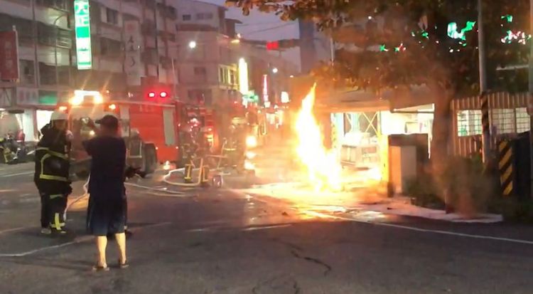 火舌從地面人孔蓋竄出，高過一層樓高度。古和純攝