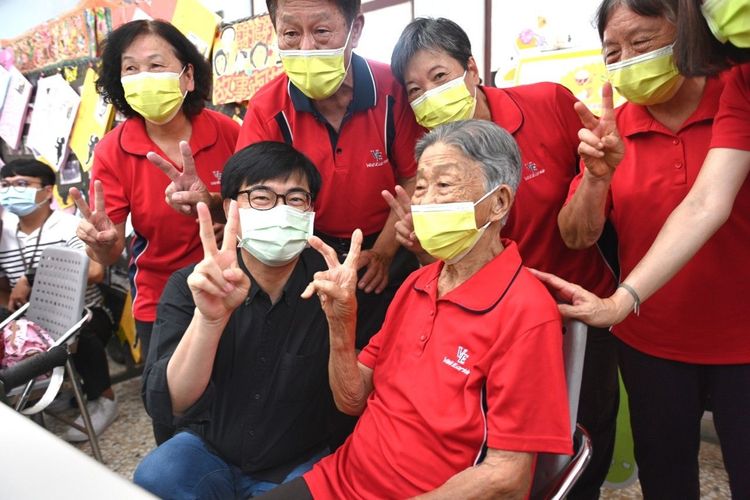 陳其邁深入社區接觸民眾。市府提供