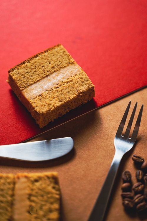 「Musician金箔咖啡蛋糕」散發極淺焙香氣的「音樂人Musician」咖啡粉，與嚴選紅柴蜜、日本上白糖、土雞蛋、北海道十勝鮮乳、日清紫羅蘭薄力粉等頂級食材製成經典蜂蜜蛋糕。業者提供