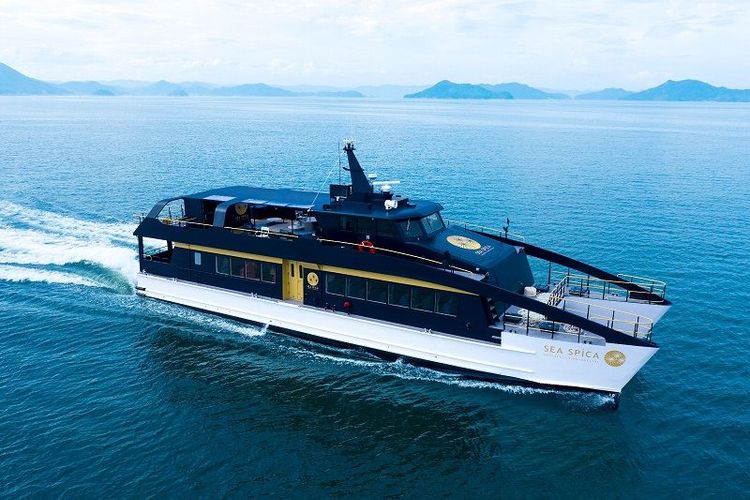 乘瀨戶內觀光型高速遊艇海上珍珠星「SEA SPICA」，展開瀨戶內海上的跳島之旅。HIT廣島縣觀光聯盟提供